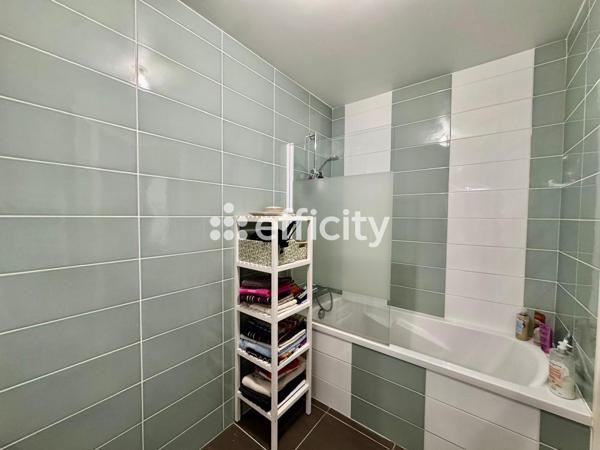 Appartement
         3 pièces
        - 61 m² 275 000 € *