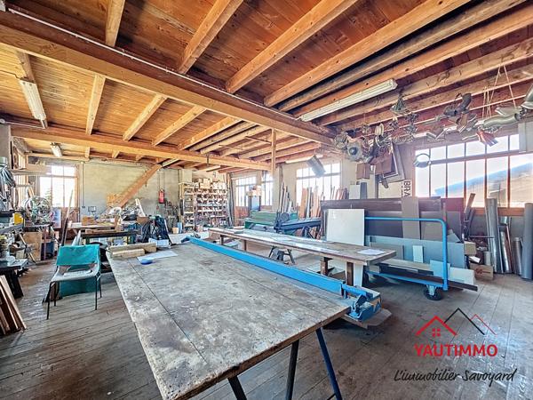 Villard (74420) Ancien atelier à réhabiliter - immeuble – 285 m² sur 3 niveaux + terrain de 450 m² à Villard (74420), proche B