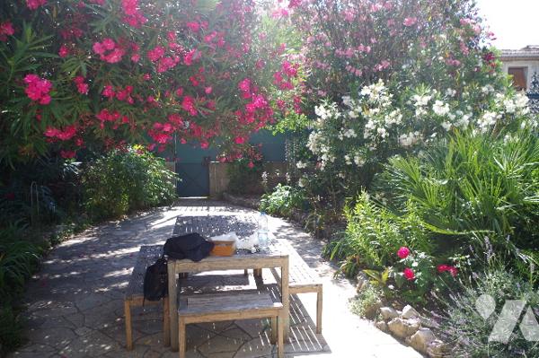 Maison de maître de caractère sur 3 niveaux + grenier, avec terrain attenant et piscine