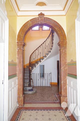 Maison de maître de caractère sur 3 niveaux + grenier, avec terrain attenant et piscine