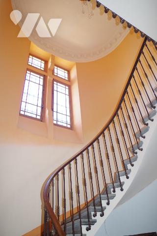 Maison de maître de caractère sur 3 niveaux + grenier, avec terrain attenant et piscine