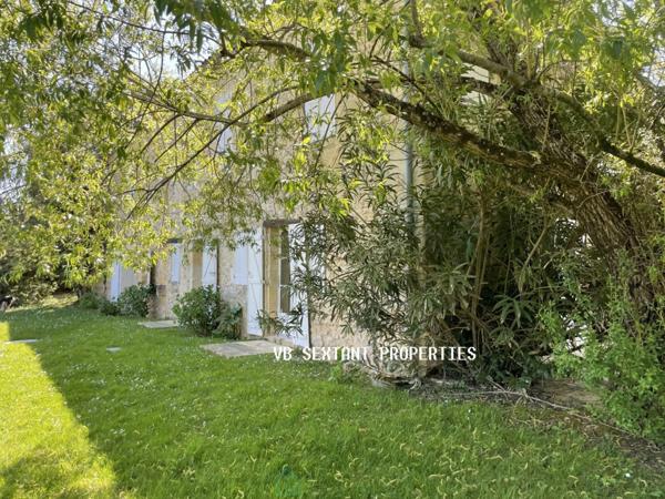 Entre-Deux-Mers, 30mn de Bordeaux, propriété 1,2 hectare, maison de charme avec piscine et vue dominante.