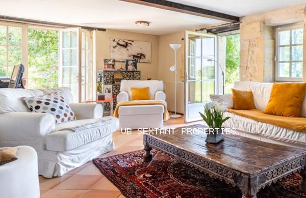 Entre-Deux-Mers, 30mn de Bordeaux, propriété 1,2 hectare, maison de charme avec piscine et vue dominante.