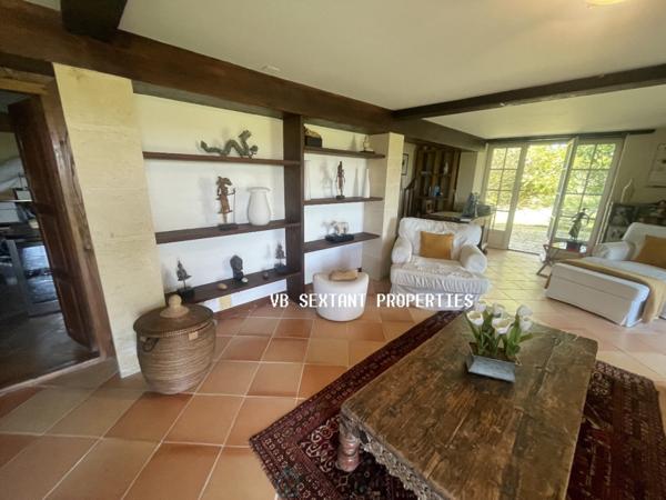 Entre-Deux-Mers, 30mn de Bordeaux, propriété 1,2 hectare, maison de charme avec piscine et vue dominante.