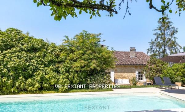 Entre-Deux-Mers, 30mn de Bordeaux, propriété 1,2 hectare, maison de charme avec piscine et vue dominante.