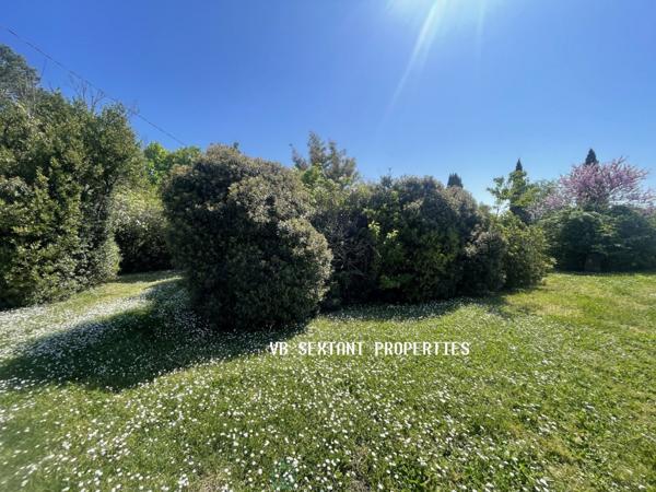 Entre-Deux-Mers, 30mn de Bordeaux, propriété 1,2 hectare, maison de charme avec piscine et vue dominante.
