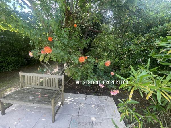 Entre-Deux-Mers, 30mn de Bordeaux, propriété 1,2 hectare, maison de charme avec piscine et vue dominante.