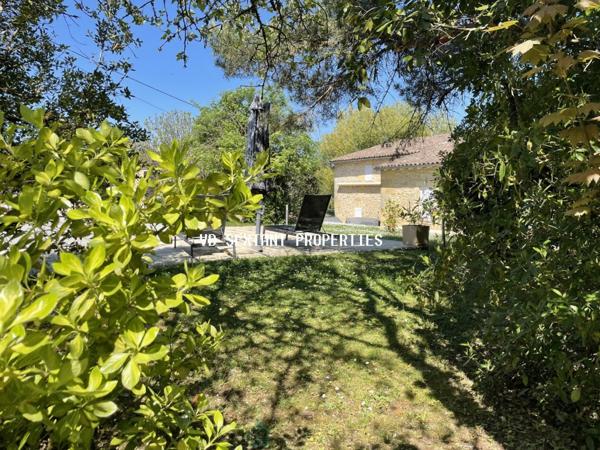 Entre-Deux-Mers, 30mn de Bordeaux, propriété 1,2 hectare, maison de charme avec piscine et vue dominante.