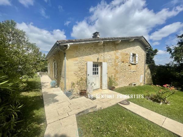 Entre-Deux-Mers, 30mn de Bordeaux, propriété 1,2 hectare, maison de charme avec piscine et vue dominante.