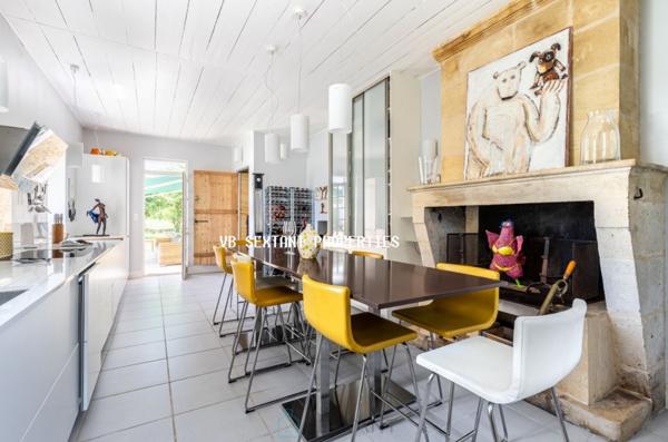 Entre-Deux-Mers, 30mn de Bordeaux, propriété 1,2 hectare, maison de charme avec piscine et vue dominante.