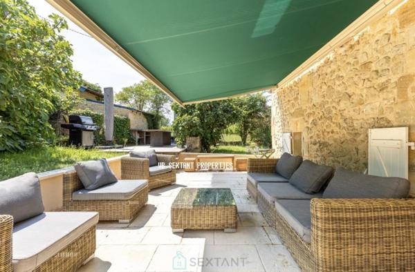 Entre-Deux-Mers, 30mn de Bordeaux, propriété 1,2 hectare, maison de charme avec piscine et vue dominante.