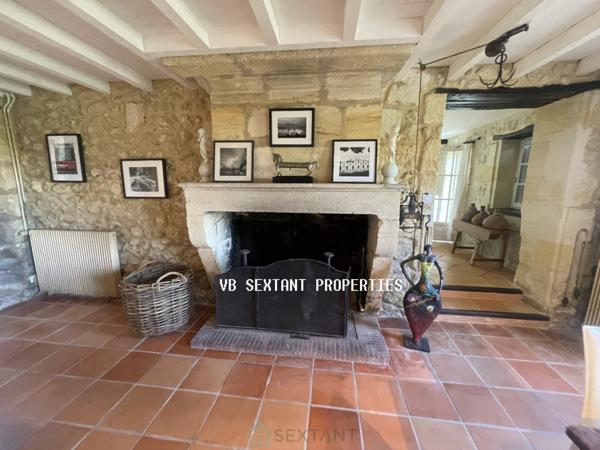 Entre-Deux-Mers, 30mn de Bordeaux, propriété 1,2 hectare, maison de charme avec piscine et vue dominante.