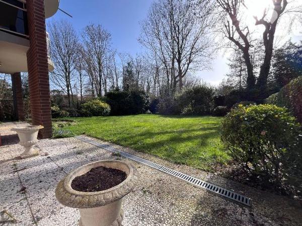 En exclusivité chez votre notaire ! En centre ville d'Hazebrouck, résidence de standing avec  v...