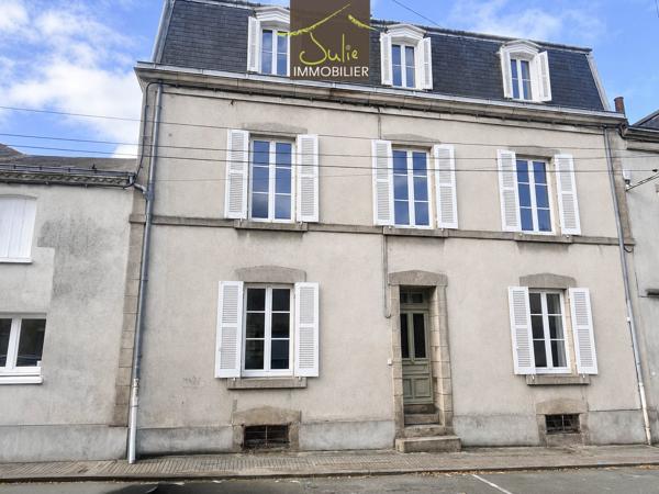 Très RARE en Centre-Ville de BRESSUIRE ! Belle Propriété de caractère avec jardin clos et grand garage/atelier