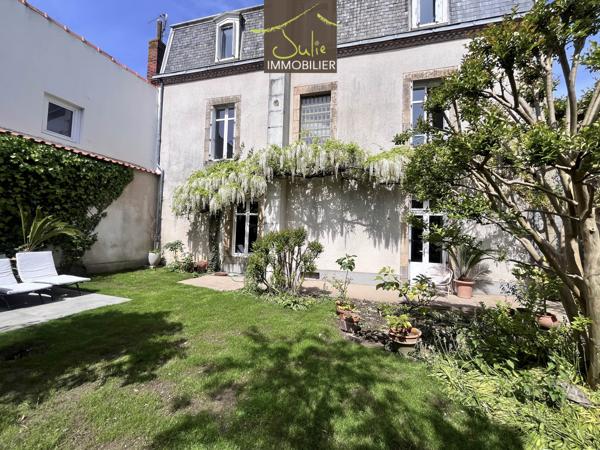 Très RARE en Centre-Ville de BRESSUIRE ! Belle Propriété de caractère avec jardin clos et grand garage/atelier