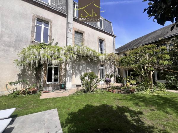 Très RARE en Centre-Ville de BRESSUIRE ! Belle Propriété de caractère avec jardin clos et grand garage/atelier