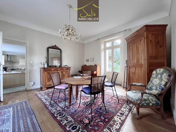 Très RARE en Centre-Ville de BRESSUIRE ! Belle Propriété de caractère avec jardin clos et grand garage/atelier