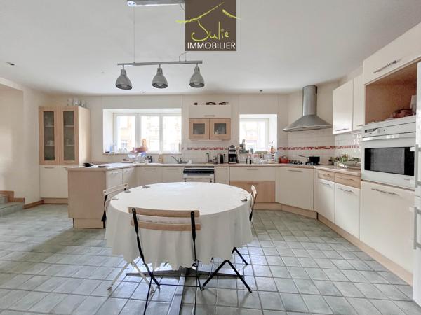 Très RARE en Centre-Ville de BRESSUIRE ! Belle Propriété de caractère avec jardin clos et grand garage/atelier