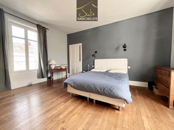 Très RARE en Centre-Ville de BRESSUIRE ! Belle Propriété de caractère avec jardin clos et grand garage/atelier