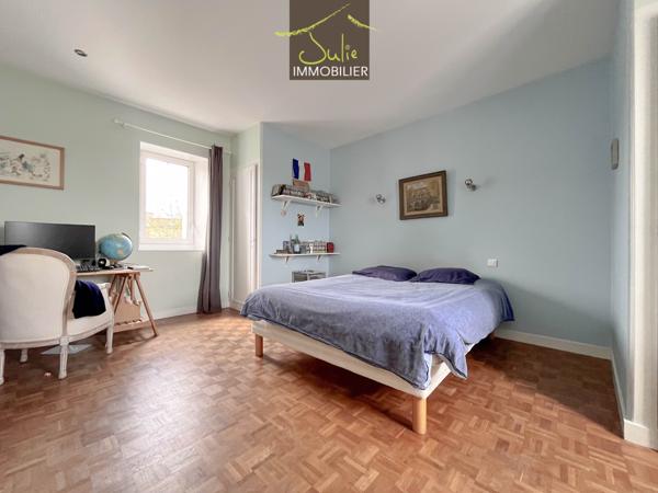 Très RARE en Centre-Ville de BRESSUIRE ! Belle Propriété de caractère avec jardin clos et grand garage/atelier