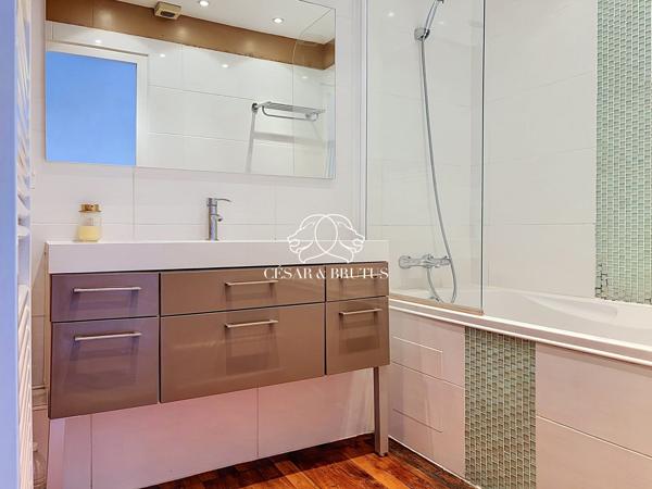 Lyon 7e — Rue Marc Bloch | Élégance haussmannienne au 4e étage avec ascenseur