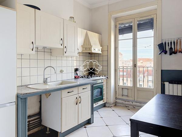 Lyon 7e — Rue Marc Bloch | Élégance haussmannienne au 4e étage avec ascenseur