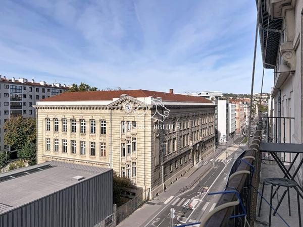 Lyon 7e — Rue Marc Bloch | Élégance haussmannienne au 4e étage avec ascenseur
