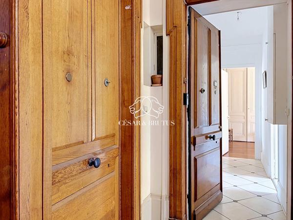 Lyon 7e — Rue Marc Bloch | Élégance haussmannienne au 4e étage avec ascenseur