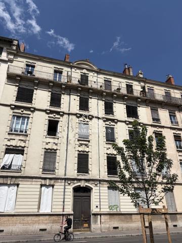 Lyon 7e — Rue Marc Bloch | Élégance haussmannienne au 4e étage avec ascenseur