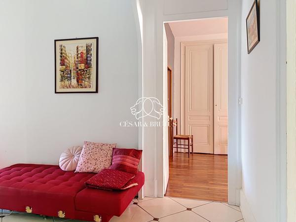 Lyon 7e — Rue Marc Bloch | Élégance haussmannienne au 4e étage avec ascenseur
