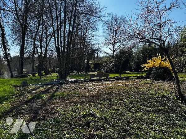 Un terrain de loisirs, permettant de pêcher, de s'amuser en famille, ...