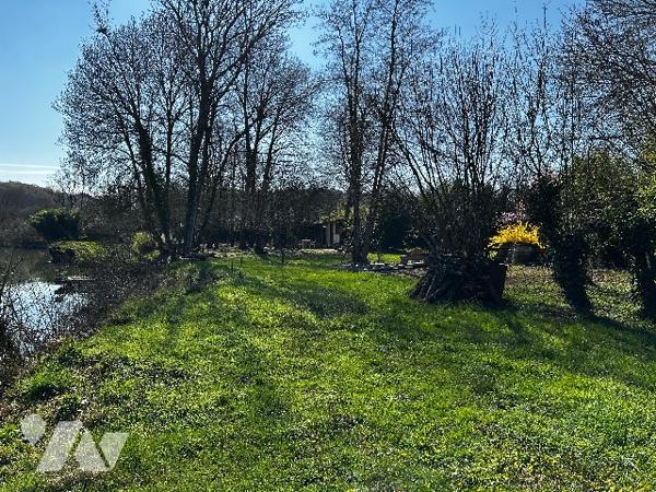 Un terrain de loisirs, permettant de pêcher, de s'amuser en famille, ...