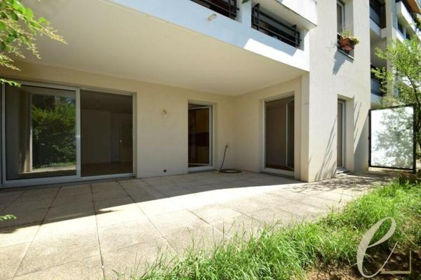 SAINTE FOY LES LYON – Maréchal Foch : Magnifique T2 exposé SUD de 51 m² en rez-de-jardin dans une résidence de standing.