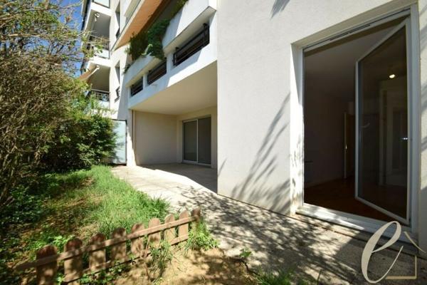 SAINTE FOY LES LYON – Maréchal Foch : Magnifique T2 exposé SUD de 51 m² en rez-de-jardin dans une résidence de standing.