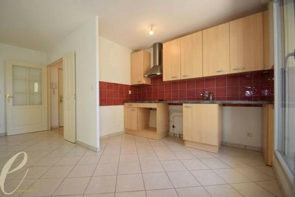 SAINTE FOY LES LYON – Maréchal Foch : Magnifique T2 exposé SUD de 51 m² en rez-de-jardin dans une résidence de standing.