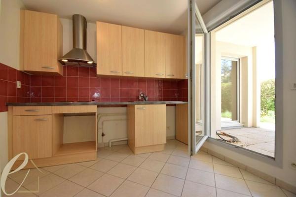 SAINTE FOY LES LYON – Maréchal Foch : Magnifique T2 exposé SUD de 51 m² en rez-de-jardin dans une résidence de standing.