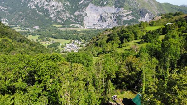 Propriété agricole, chalet bois et grange à rénover sur un hectare de terrain