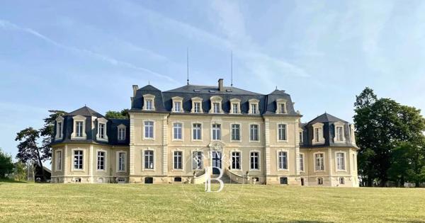 Montluçon, Château 11 Chambres -  1 390 m² à vendre
