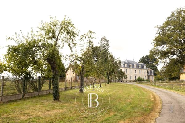 Montluçon, Château 11 Chambres -  1 390 m² à vendre