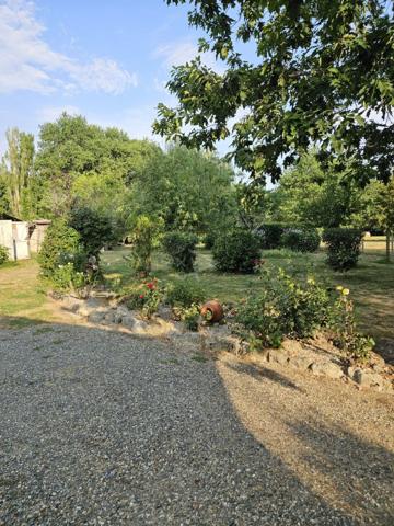 Jolie maison avec dépendance et grand terrain à deux kms de Castelnau d'Auzan