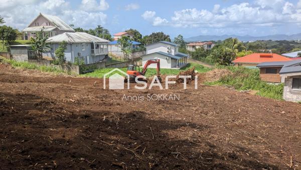 Terrain plat au Lamentin dans un quartier calme