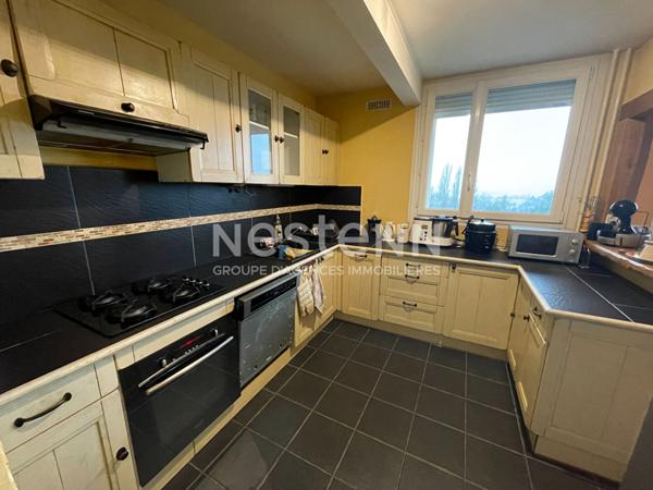 A vendre à CHILLY-MAZARIN, un appartement de 3 pièces avec balcon, cellier et place de parking.