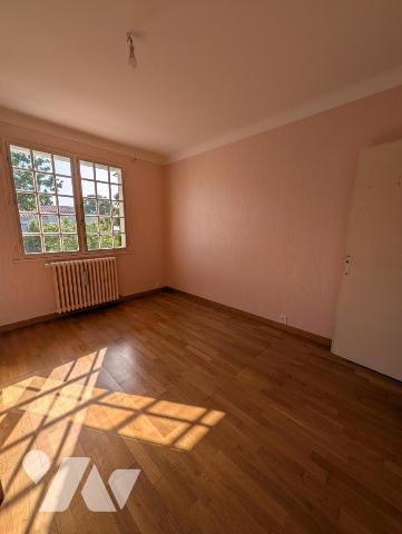 VASTE MAISON FAMILIALE 4/5 CHAMBRES, BUREAU, DOUBLE GARAGE SUR GRANDE PARCELLE