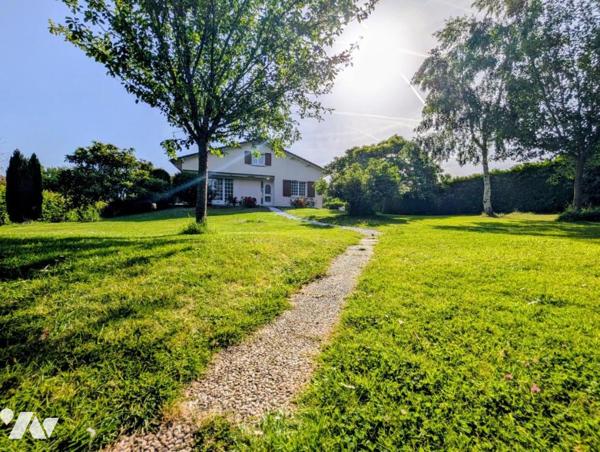 VASTE MAISON FAMILIALE 4/5 CHAMBRES, BUREAU, DOUBLE GARAGE SUR GRANDE PARCELLE