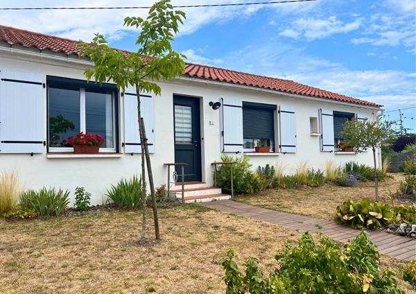 Beauvoir-sur-Mer : maison familiale avec piscine, garage et terrain de 1 080 m²