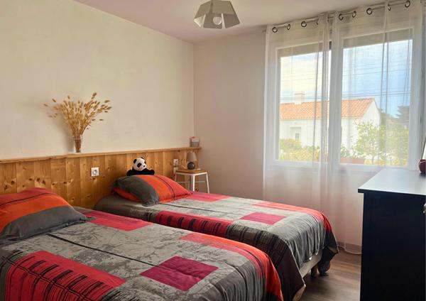 Beauvoir-sur-Mer : maison familiale avec piscine, garage et terrain de 1 080 m²