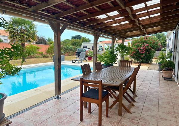 Beauvoir-sur-Mer : maison familiale avec piscine, garage et terrain de 1 080 m²