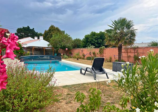 Beauvoir-sur-Mer : maison familiale avec piscine, garage et terrain de 1 080 m²
