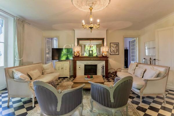 Près de Bergerac - Magnifique château de 5/6 chambres, sur un terrain de 1,6 hectare