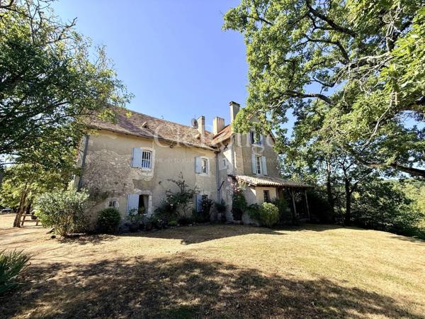 Près de Bergerac - Magnifique château de 5/6 chambres, sur un terrain de 1,6 hectare